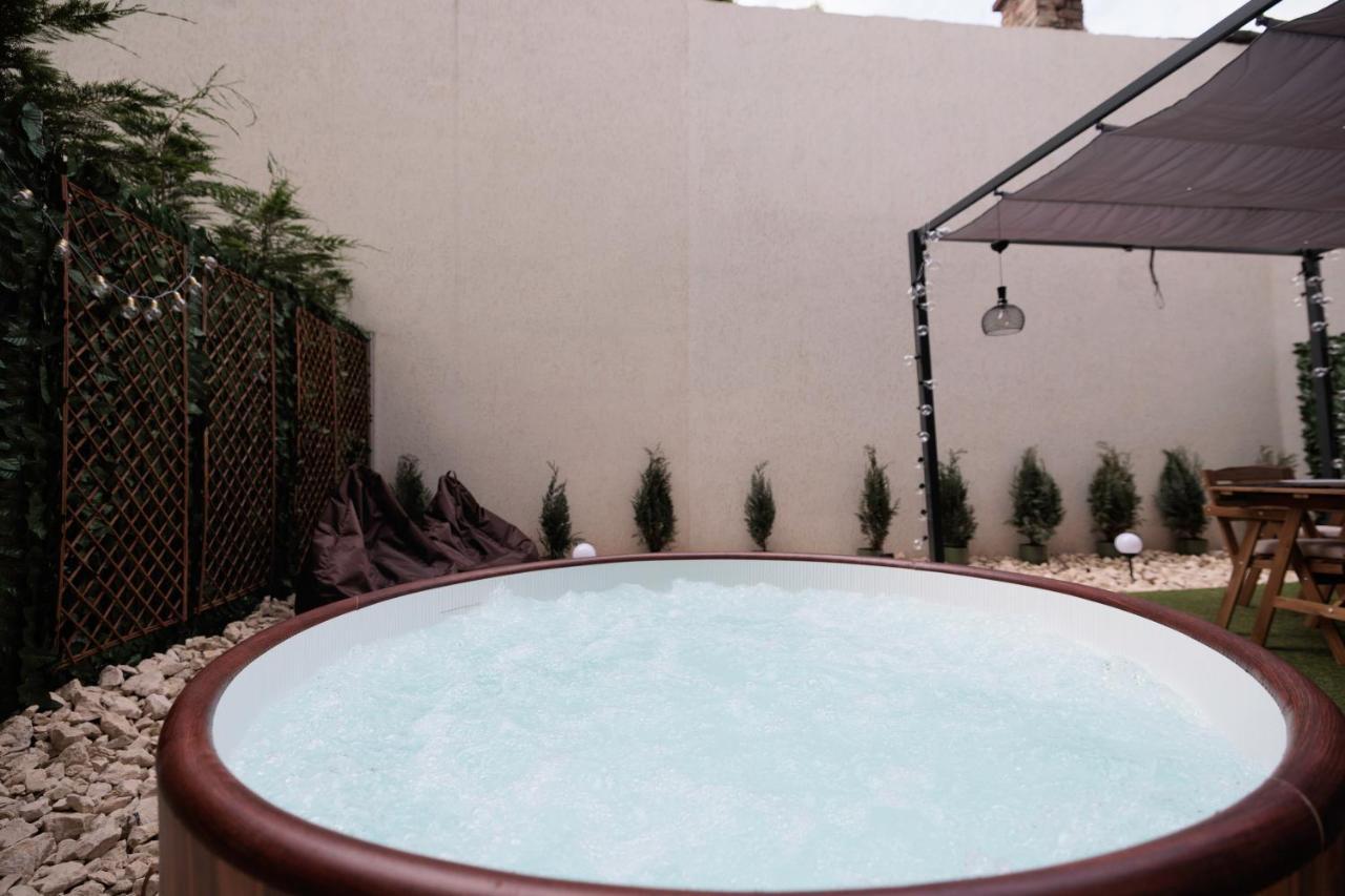 Downtown Hidden Garden With Jacuzzi In Bucharest Lägenhet Exteriör bild