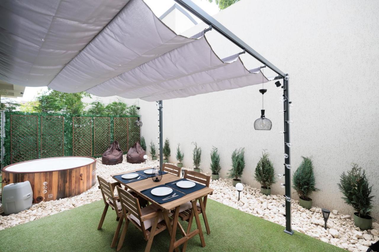 Downtown Hidden Garden With Jacuzzi In Bucharest Lägenhet Exteriör bild