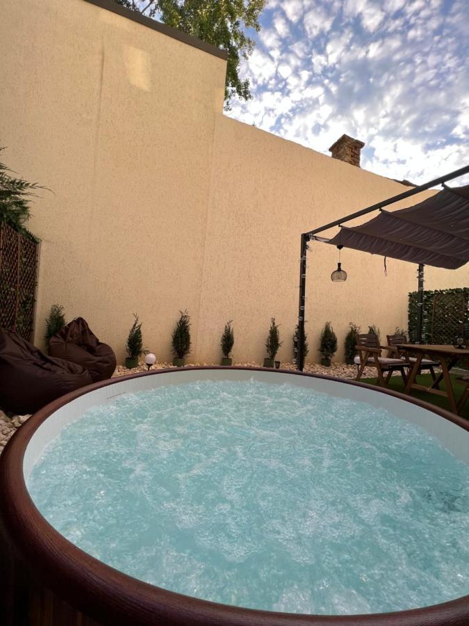 Downtown Hidden Garden With Jacuzzi In Bucharest Lägenhet Exteriör bild