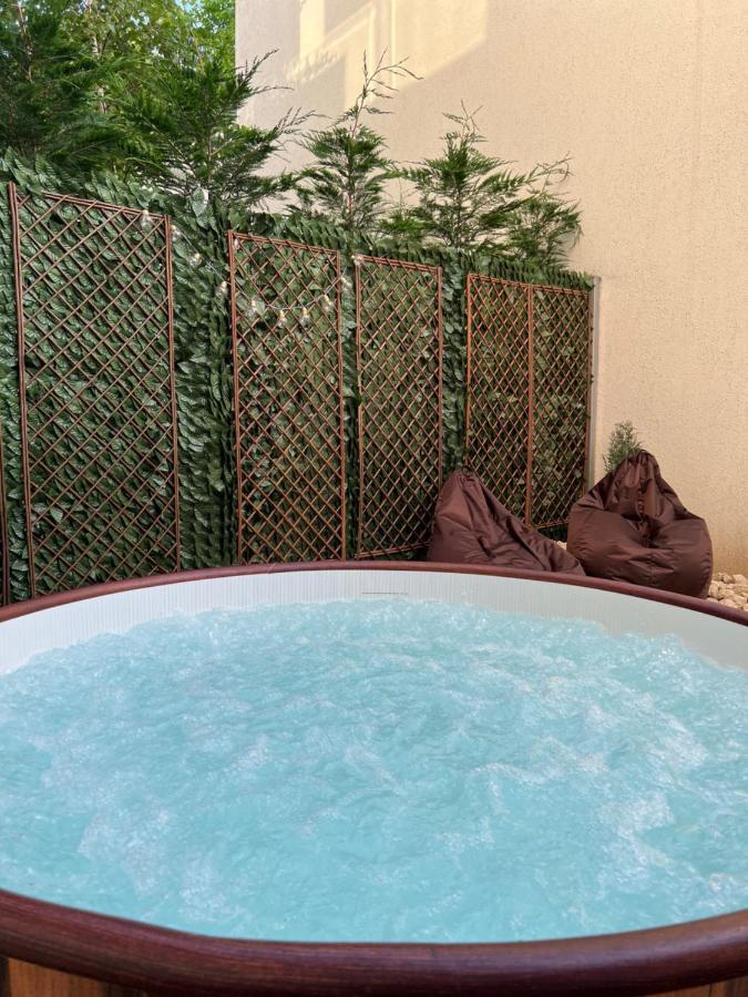 Downtown Hidden Garden With Jacuzzi In Bucharest Lägenhet Exteriör bild