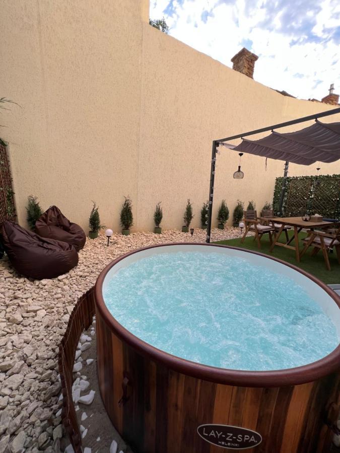 Downtown Hidden Garden With Jacuzzi In Bucharest Lägenhet Exteriör bild