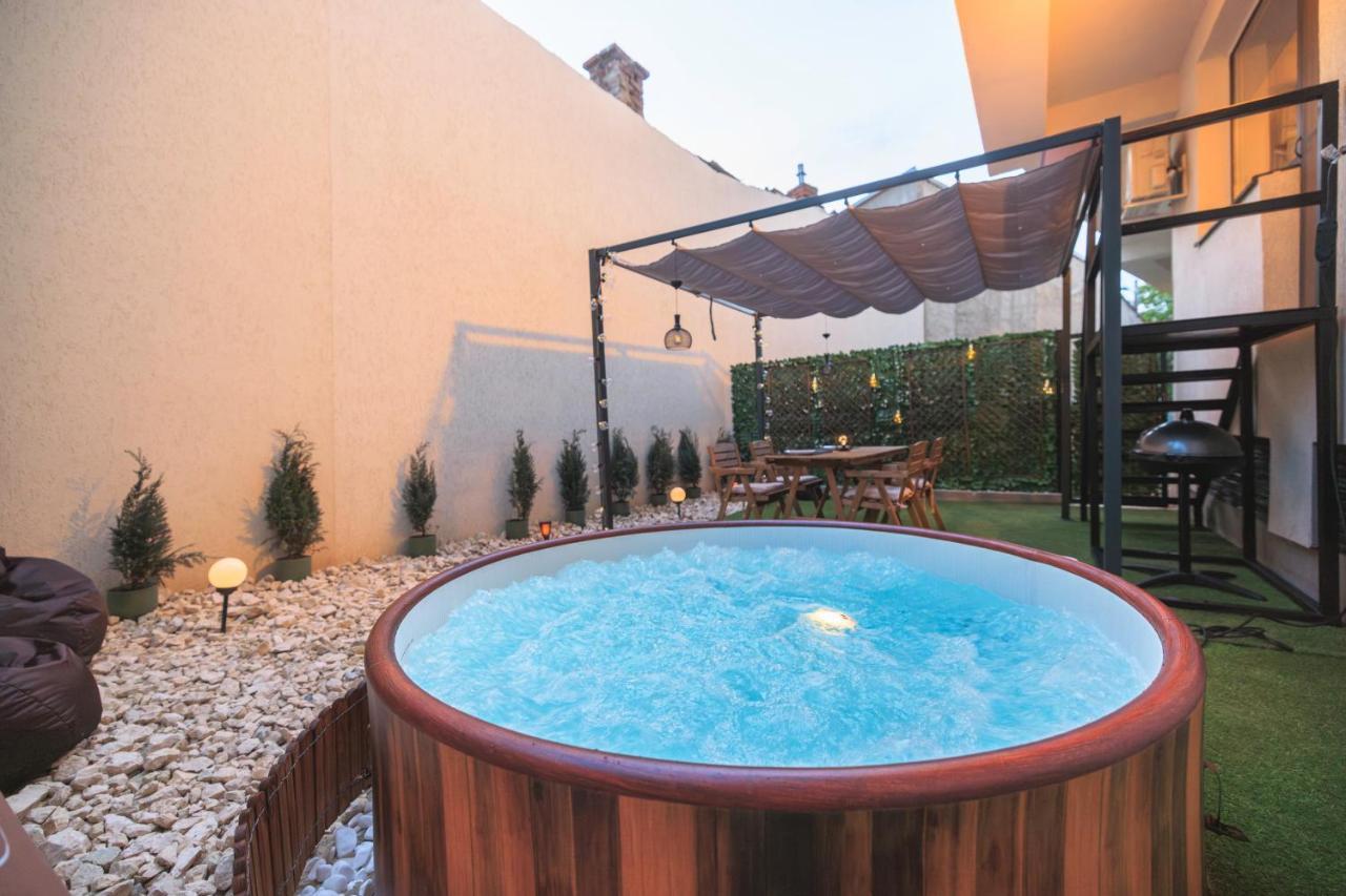 Downtown Hidden Garden With Jacuzzi In Bucharest Lägenhet Exteriör bild