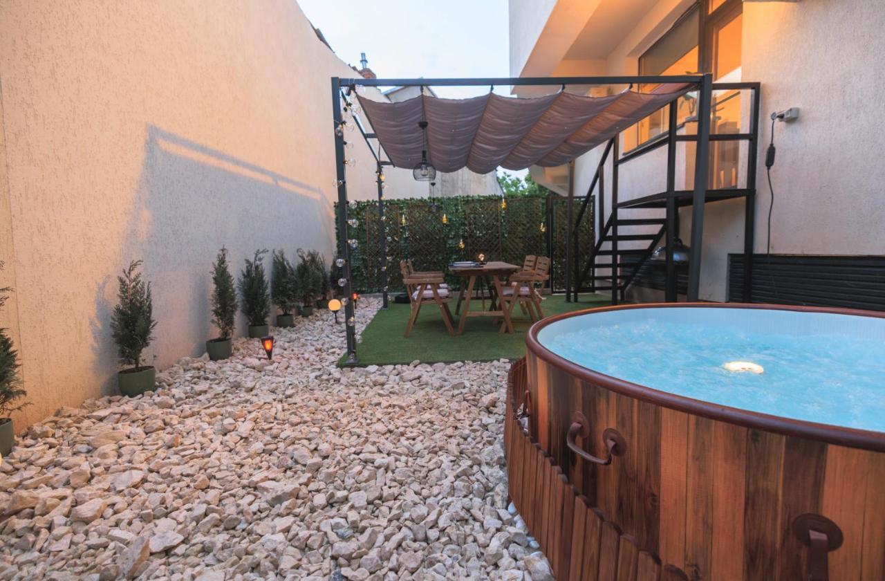 Downtown Hidden Garden With Jacuzzi In Bucharest Lägenhet Exteriör bild