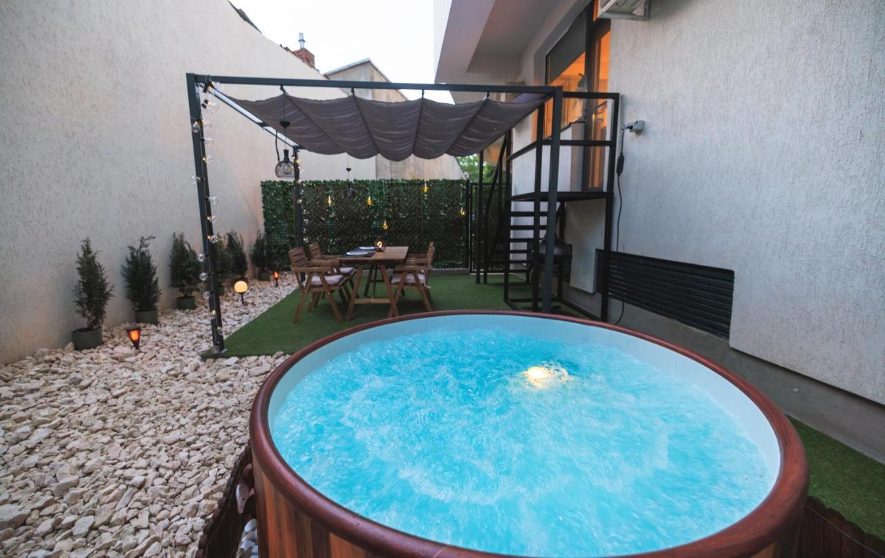Downtown Hidden Garden With Jacuzzi In Bucharest Lägenhet Exteriör bild