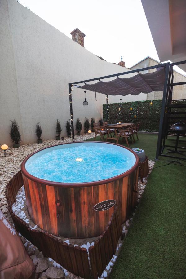 Downtown Hidden Garden With Jacuzzi In Bucharest Lägenhet Exteriör bild